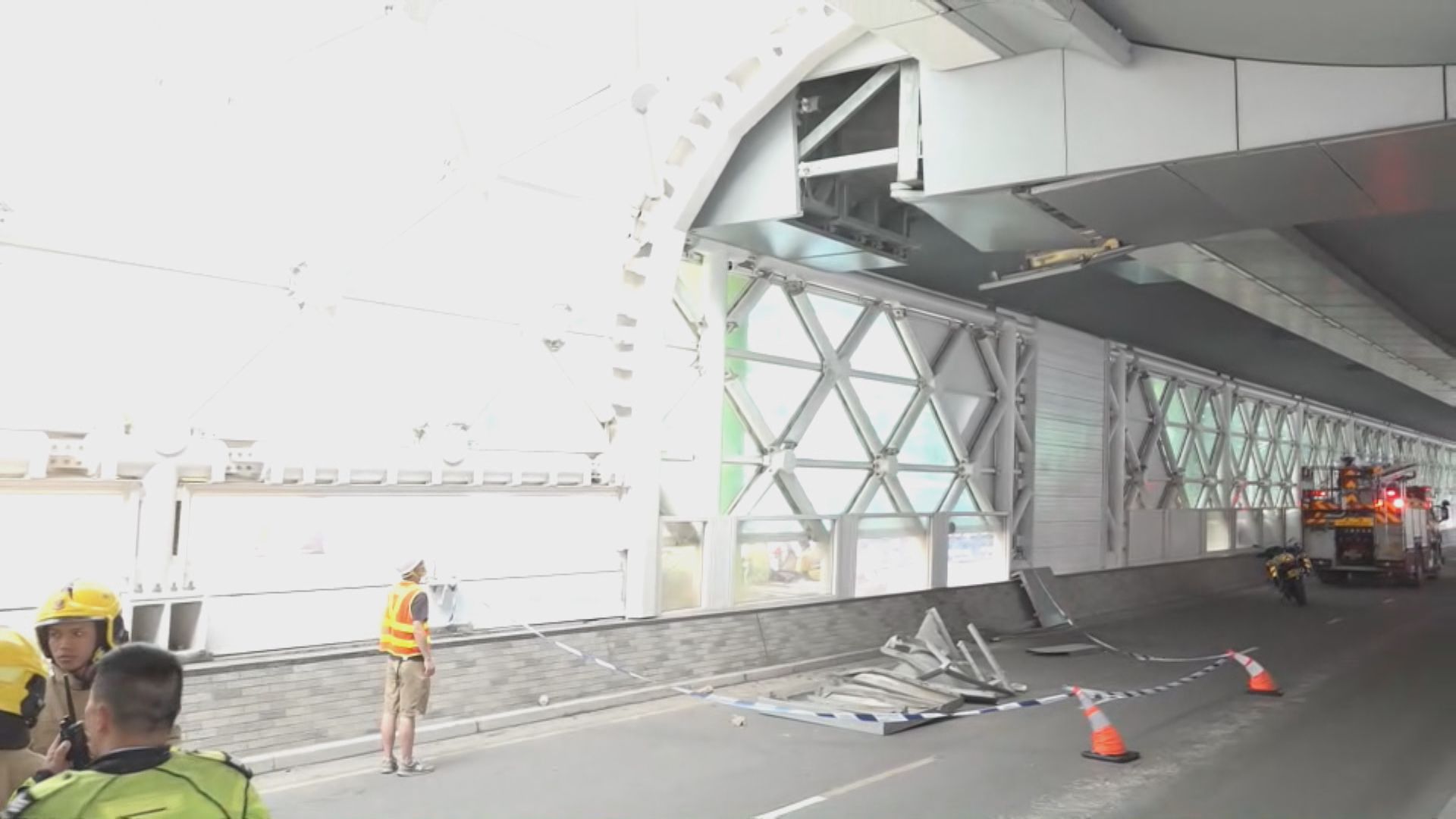 啟德承豐道有吊臂車撞橋底 無人受傷