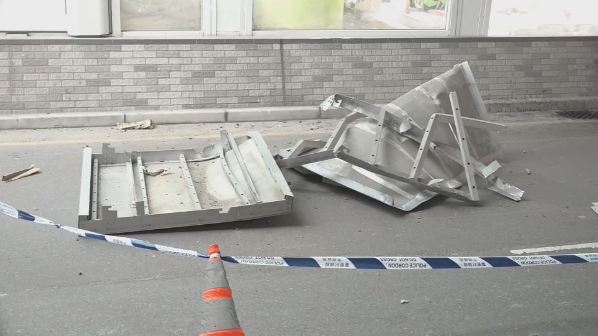 啟德承豐道有吊臂車撞橋底 無人受傷