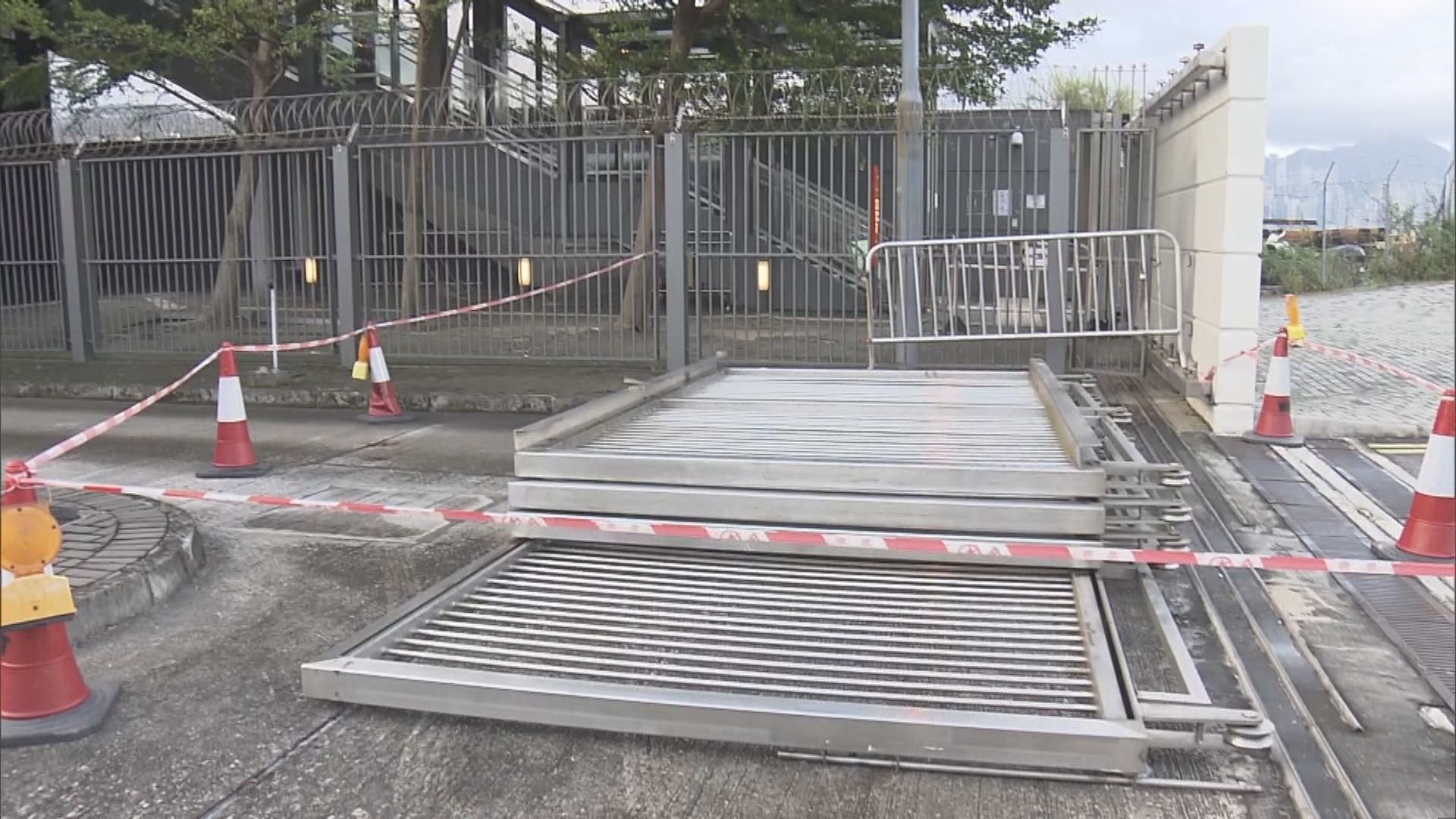 啟德郵輪碼頭鐵閘倒塌壓傷保安