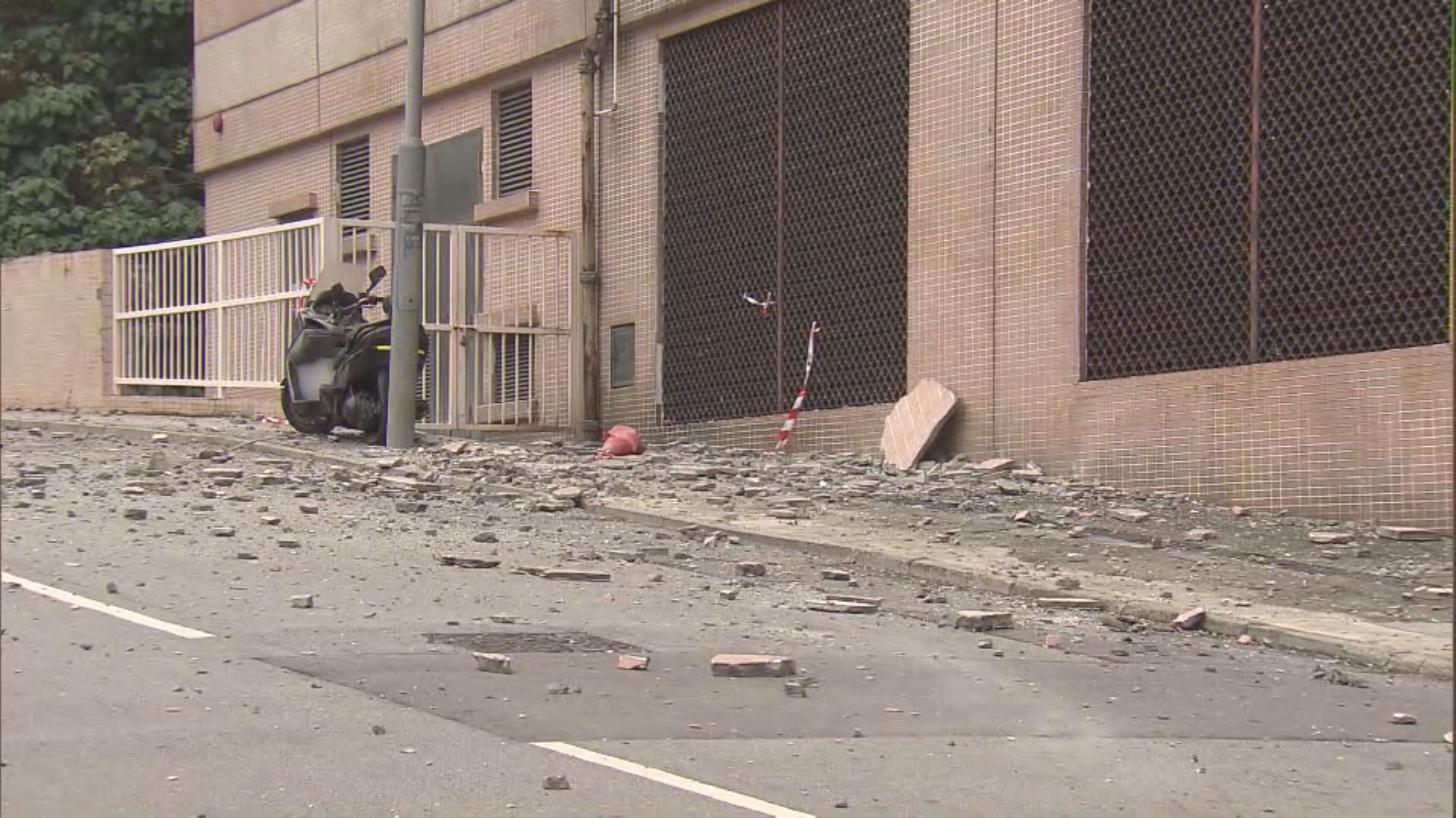 葵涌工廈外牆塌「石屎」兩途人傷