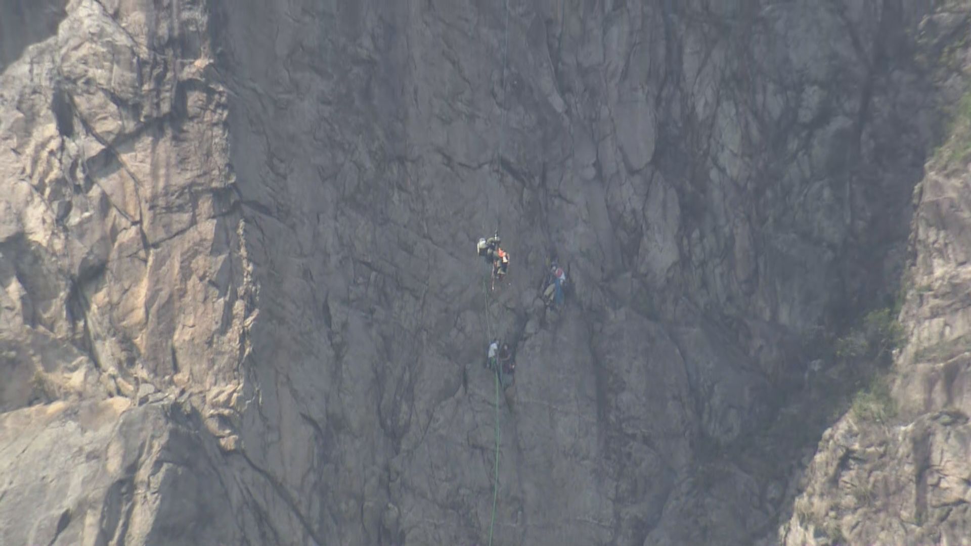 一名男子在獅子山攀石期間墮崖