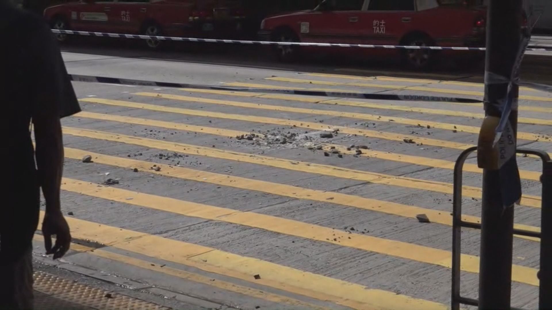 旺角道寶安大廈再有石屎剝落 近花園街的行車線要封閉