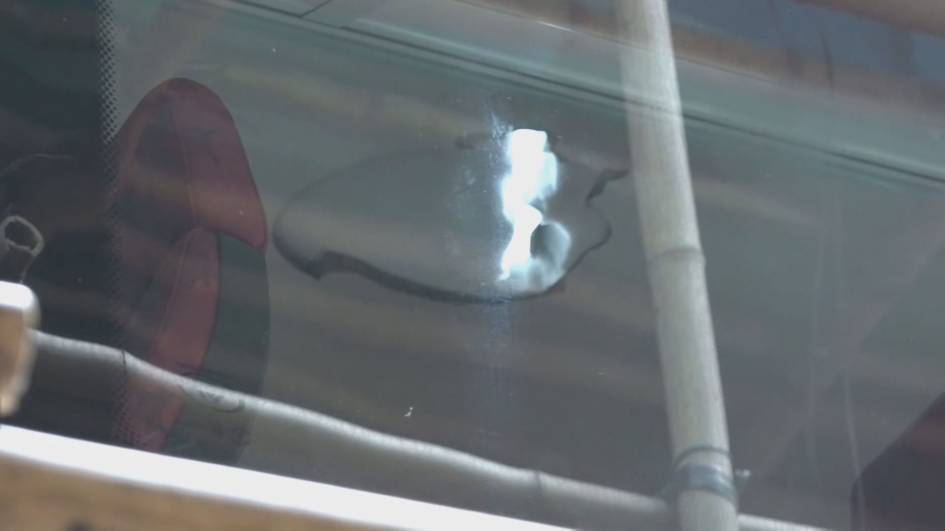 旺角新興大廈跌石屎擊穿九巴車頂 