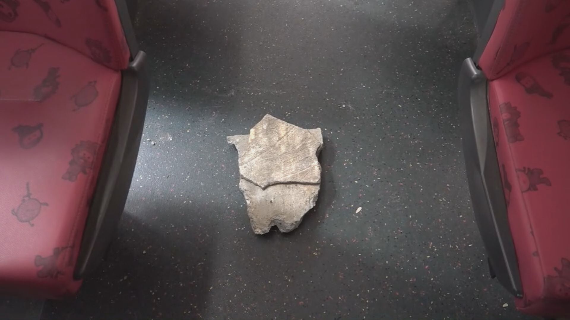 旺角新興大廈跌石屎擊穿九巴車頂 無人受傷