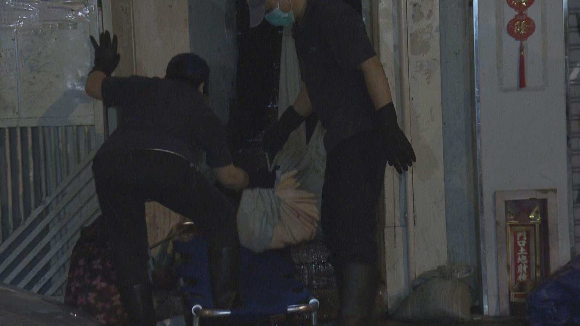 深水埗縱火及謀殺案　警方在單位蒐證