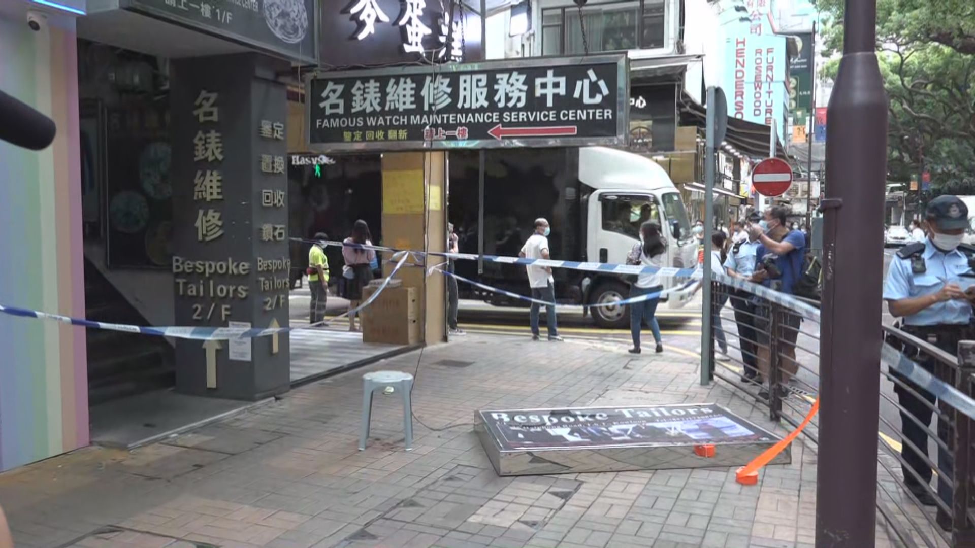 尖沙咀海防道招牌墮下一人傷