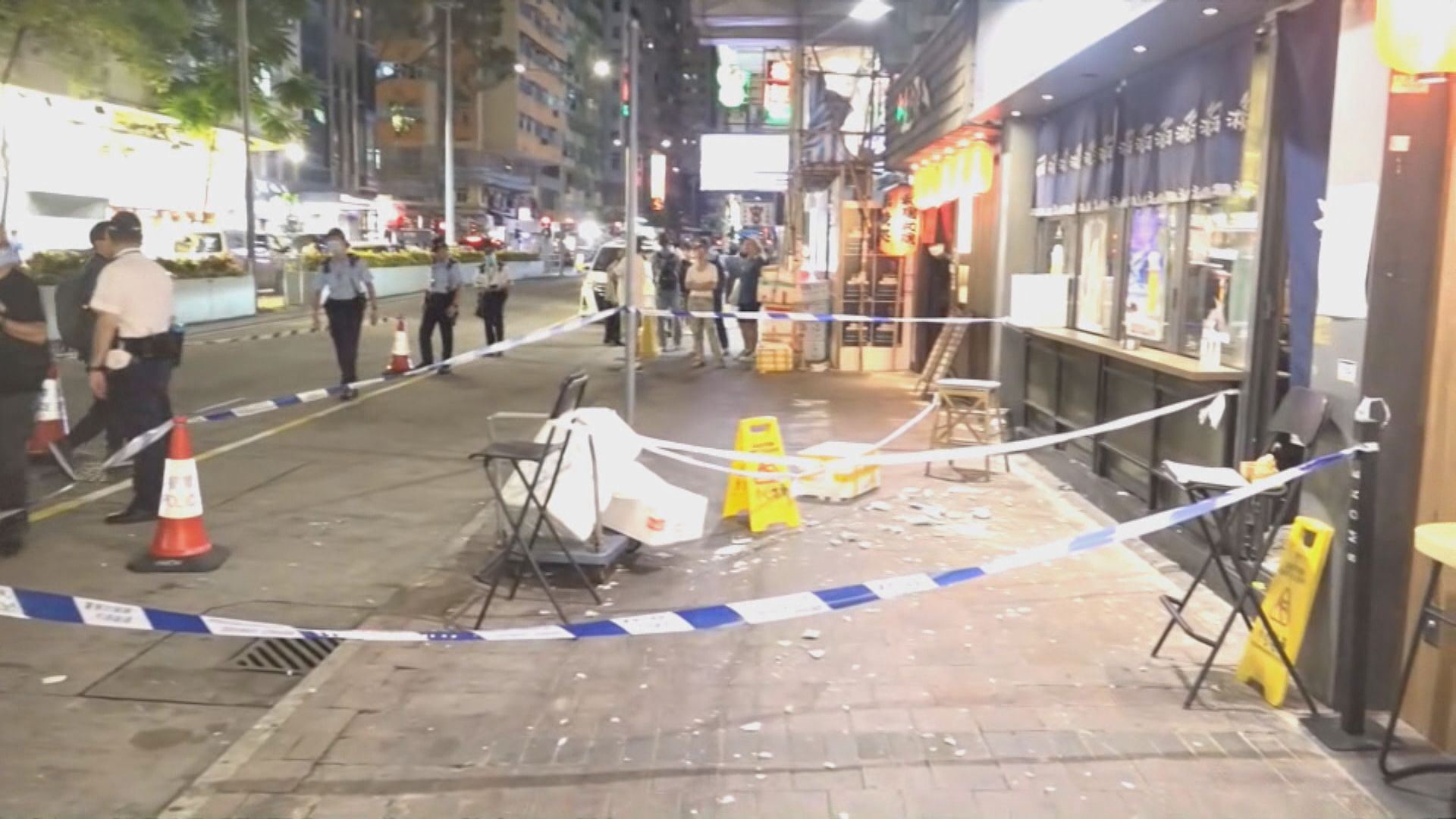 灣仔駱克道簷蓬石屎剝落塌下 無人傷