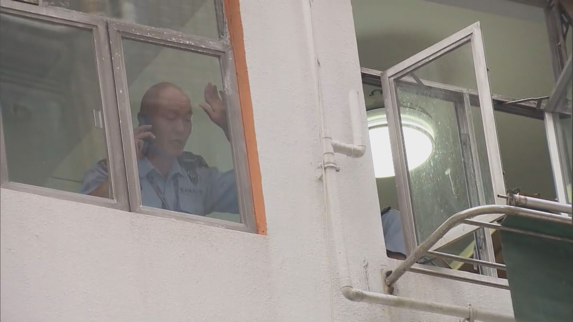 灣仔道單位玻璃窗墮下一女途人頭傷送院