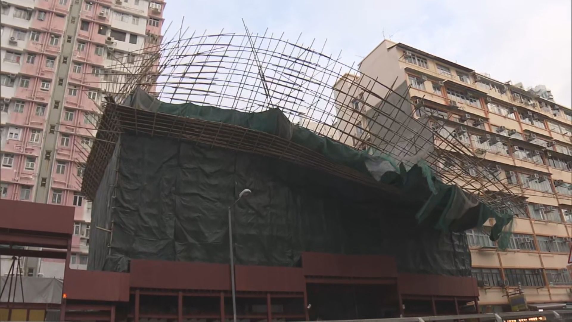 黃大仙鳴鳳街棚架倒塌　警方封路