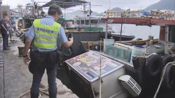 油塘男司機疑誤踏油門 連人帶貨車衝落海受傷