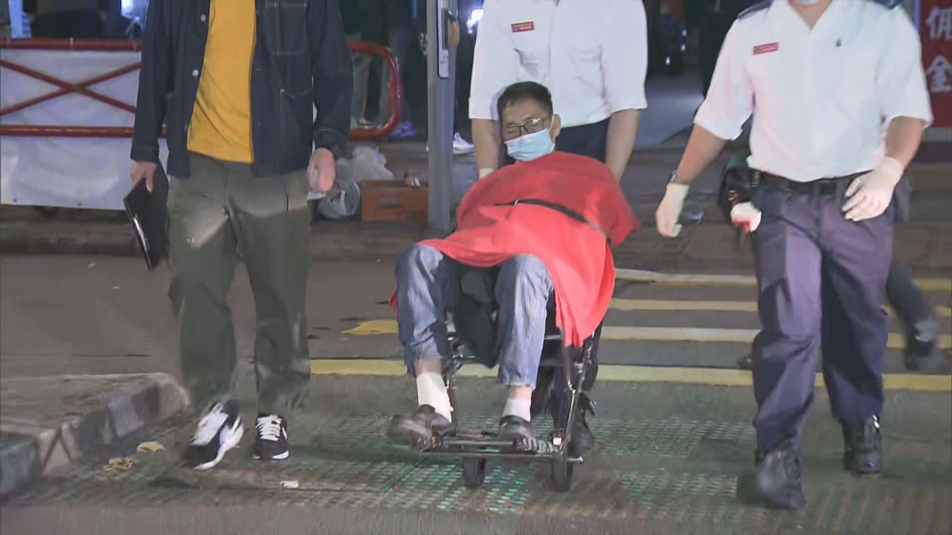 警方元朗冚賭　三人被困天井獲救