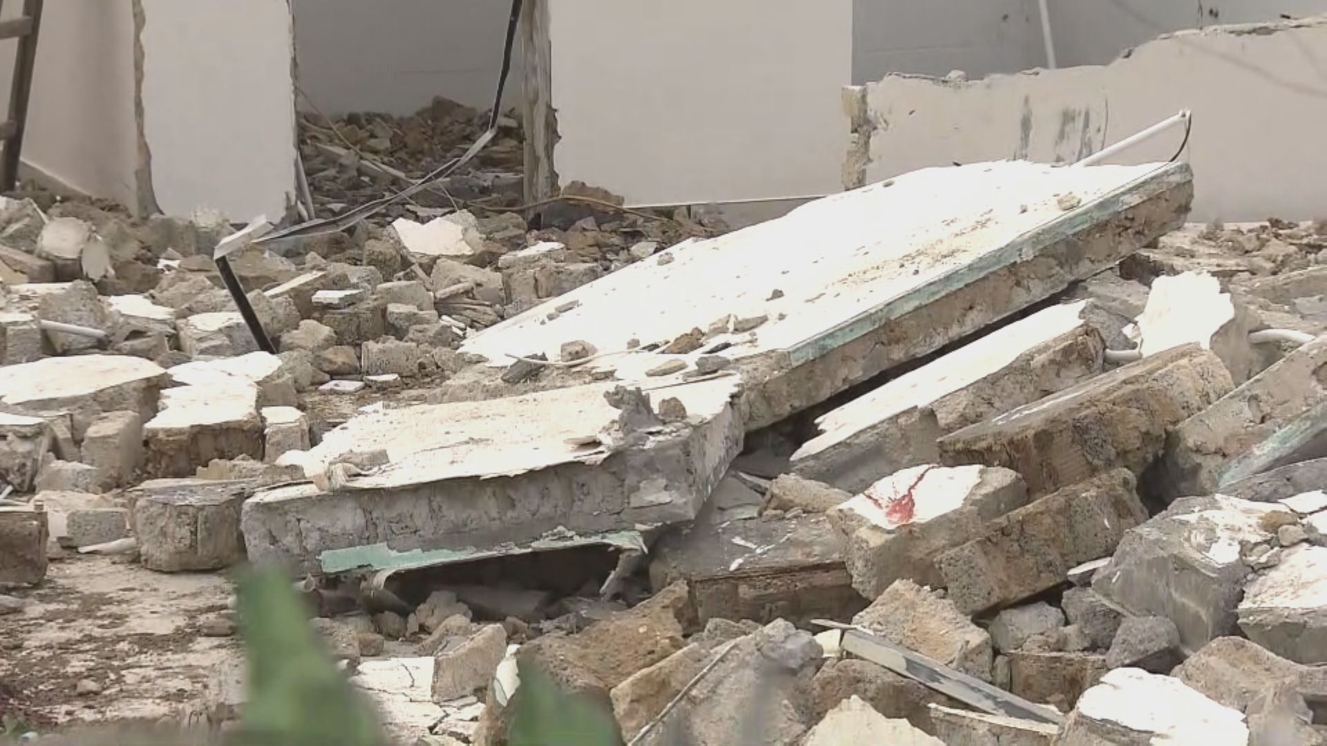 元朗村屋冧牆壓中工人 送院搶救不治