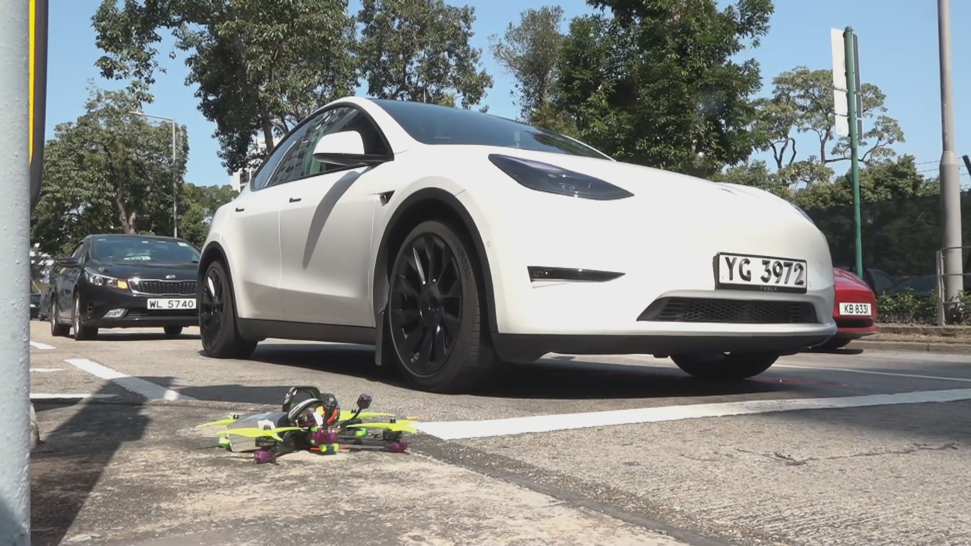 油麻地無人機高處墜下砸爛私家車天窗及擋風玻璃