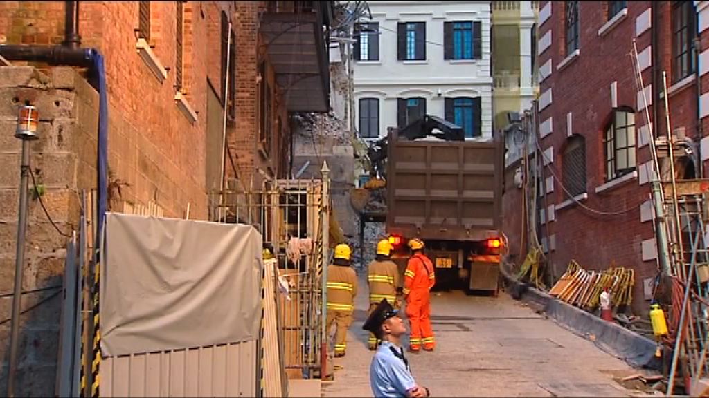 舊中區警署外牆倒塌　屋宇署將檢查倒塌原因