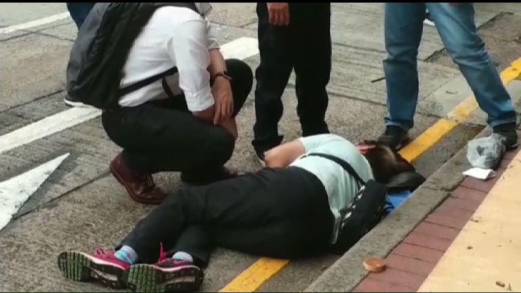 深水埗食肆招牌倒塌擊傷女途人