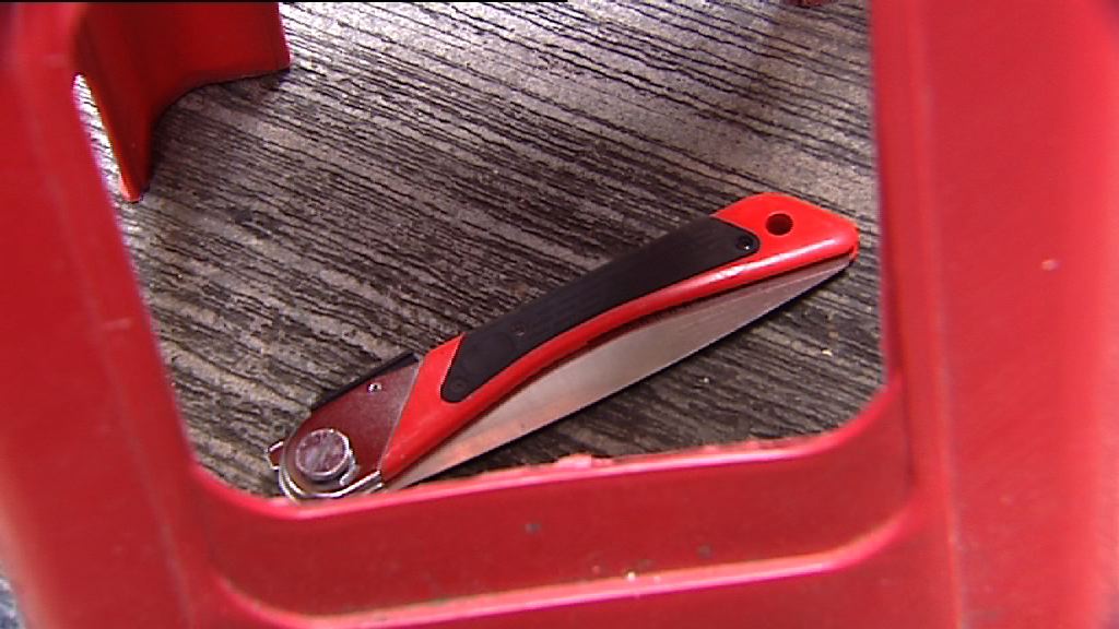 摺刀高處墮下傷女子警帶走工人