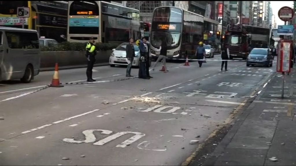 油麻地大廈外牆石屎剝落擊中兩車