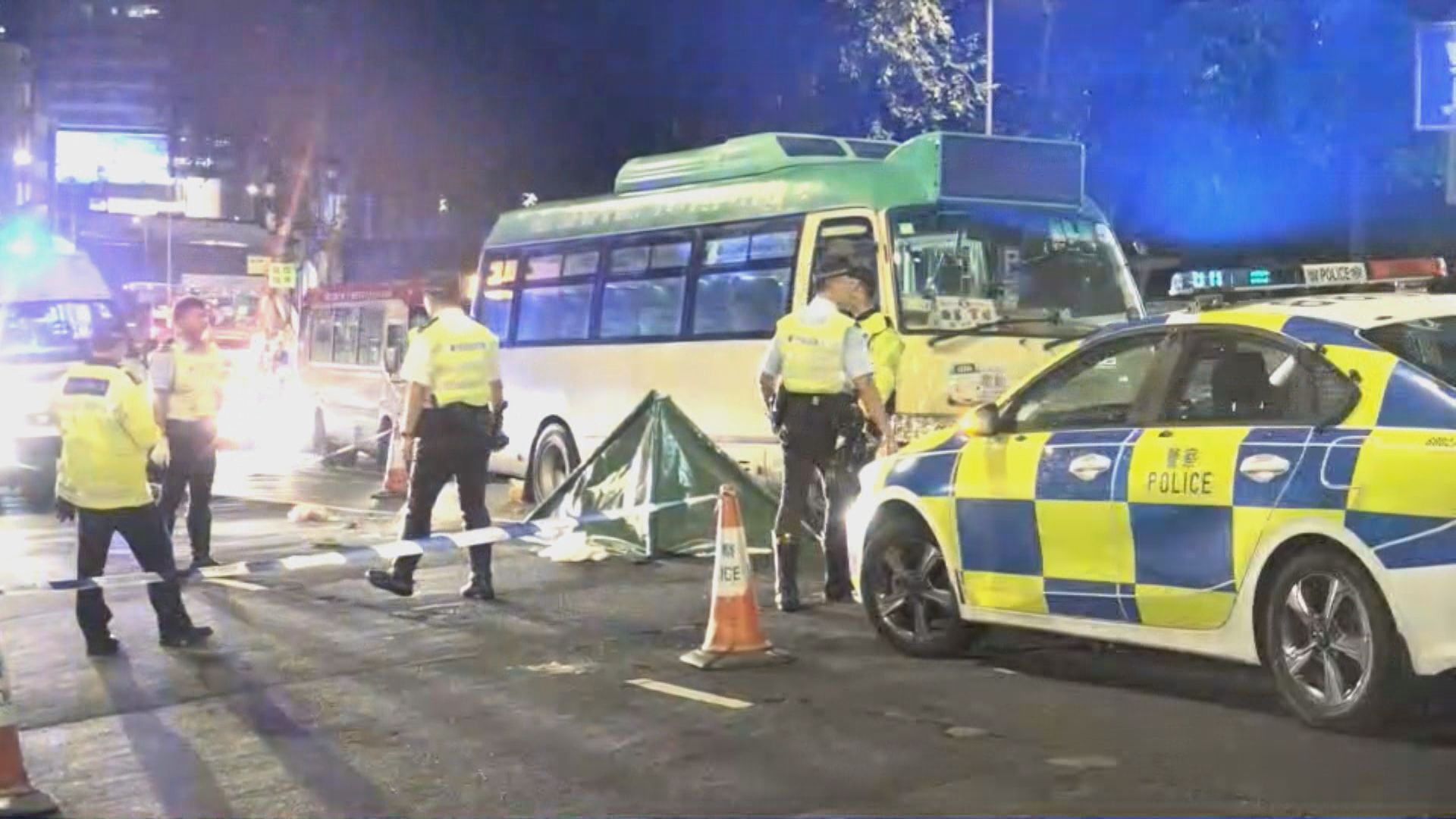 觀塘男子過馬路先後遭兩輛小巴撞倒 當場死亡