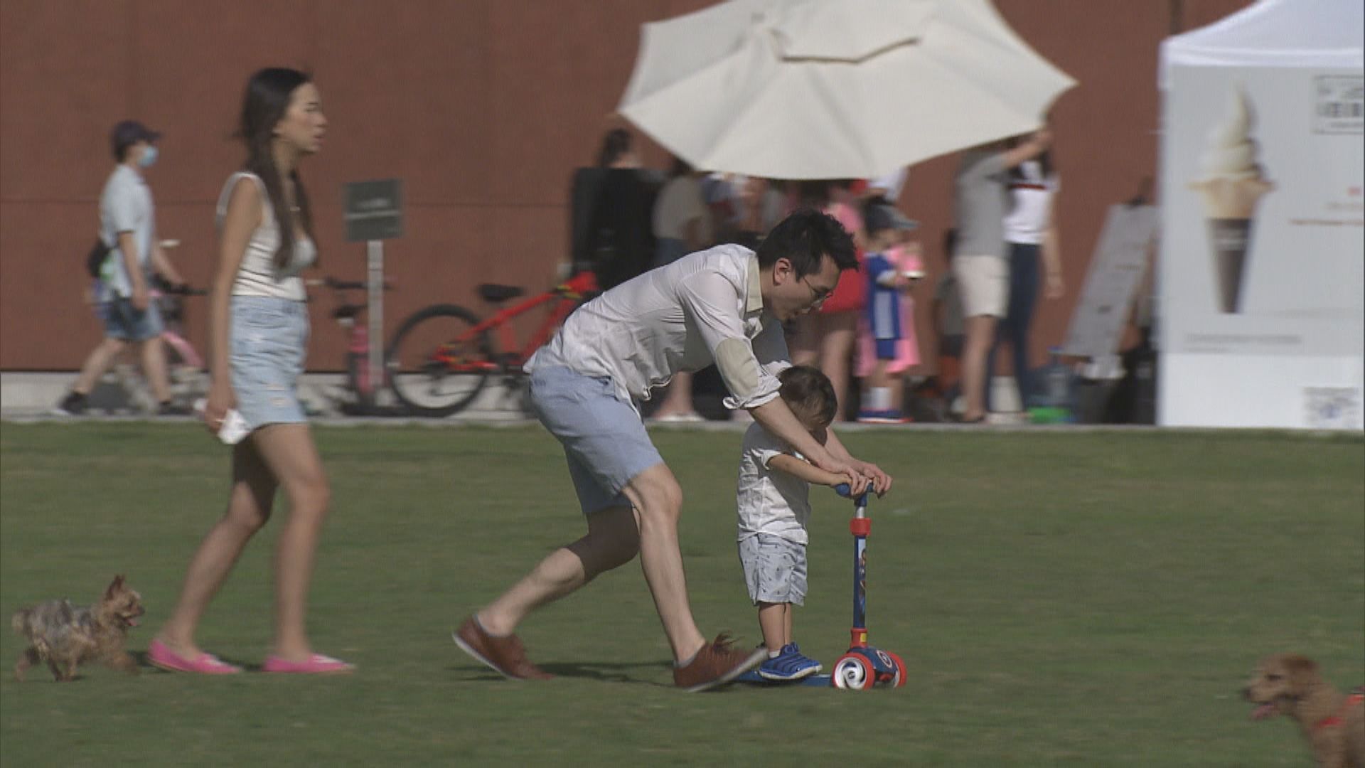 父親節不少市民一家大小出外慶祝