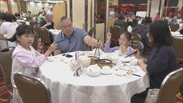 不少市民飲茶慶祝父親節 酒樓負責人預計生意額較去年少三成