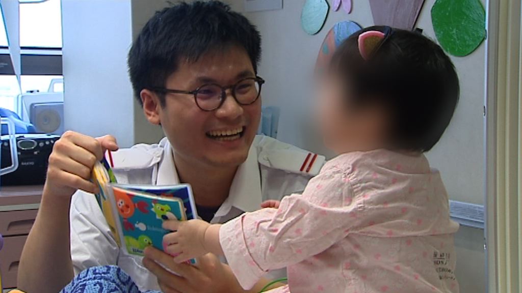 男護士細心照顧病童盼其感受父愛