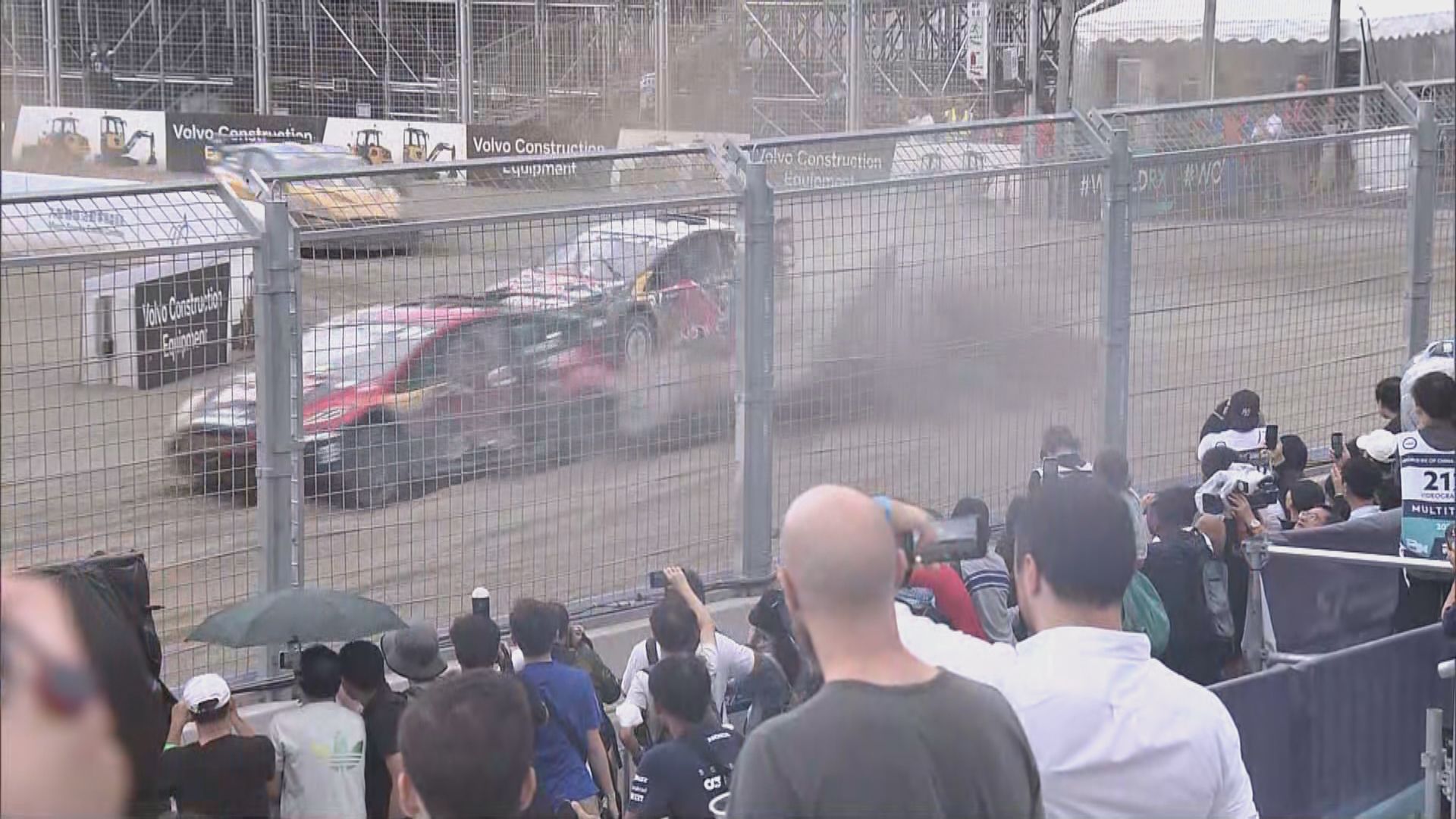 港首辦FIA越野車錦標賽 觀眾冒雨夾道觀賞