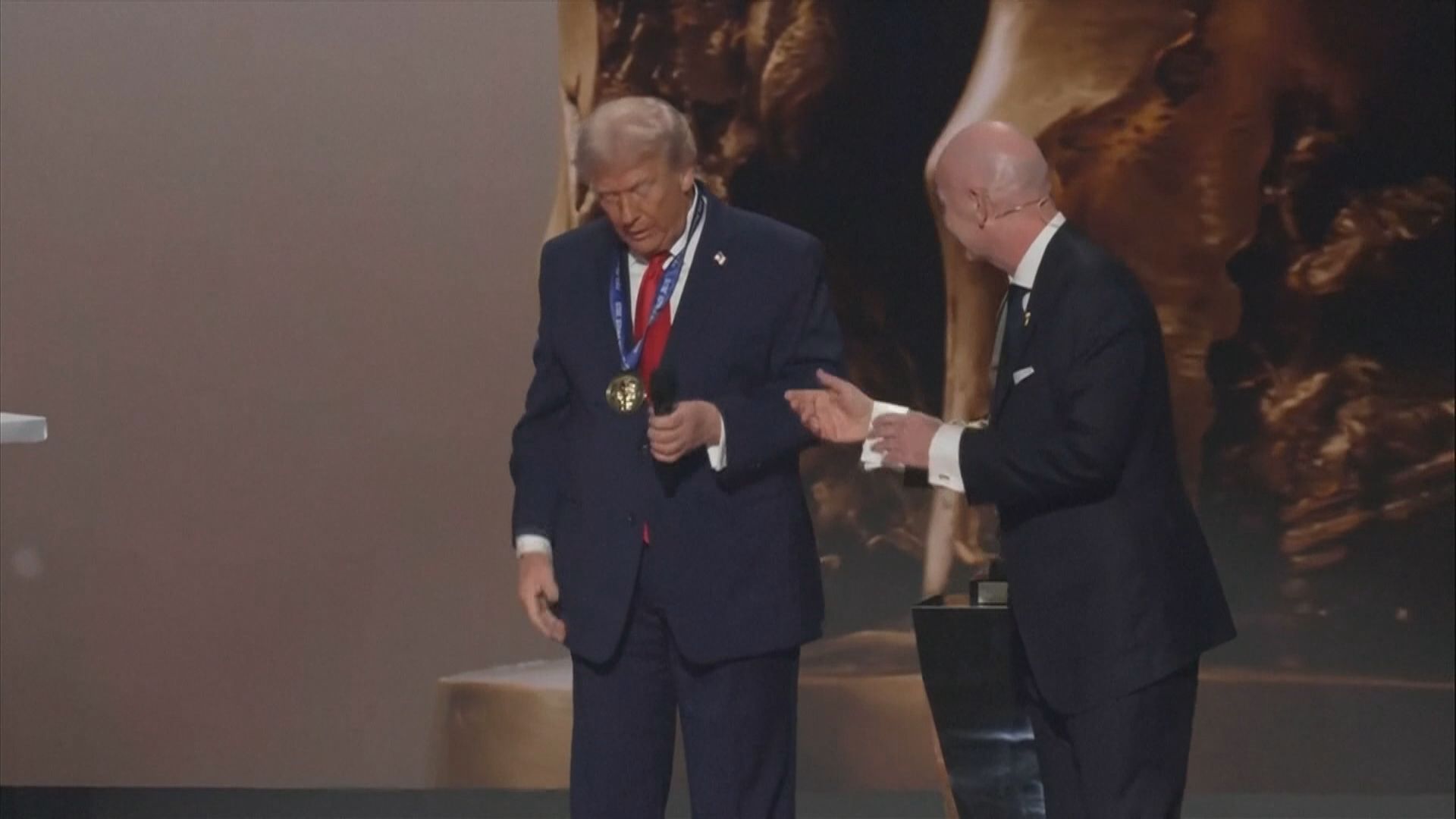 特朗普獲頒發國際足協和平獎
