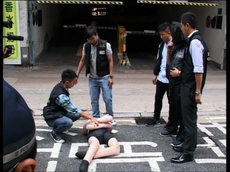 內地團友誤殺案警押疑犯重組案情