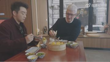 【新店明開幕】庫克現身上海食小籠包、同男藝人Selfie