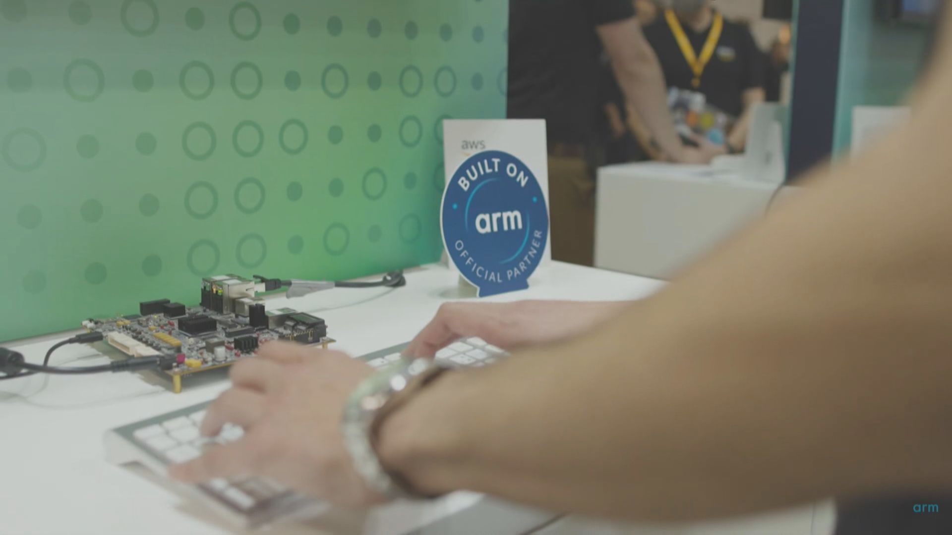 【明日定價】彭博:Arm美IPO暫超購10倍 提前截飛