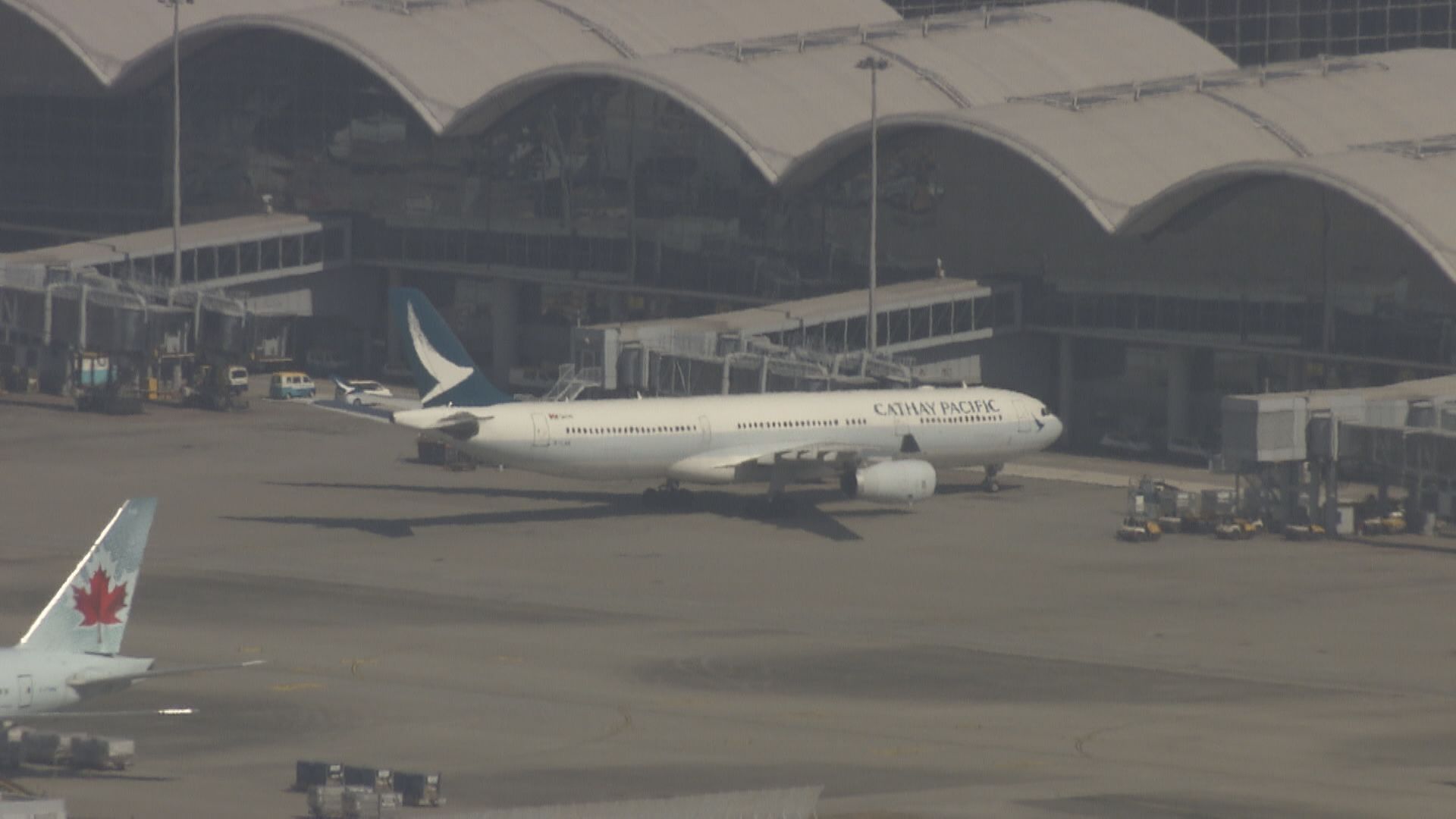 【國泰加人工】空服7月起加薪3%至8% 新入職月入可達2萬