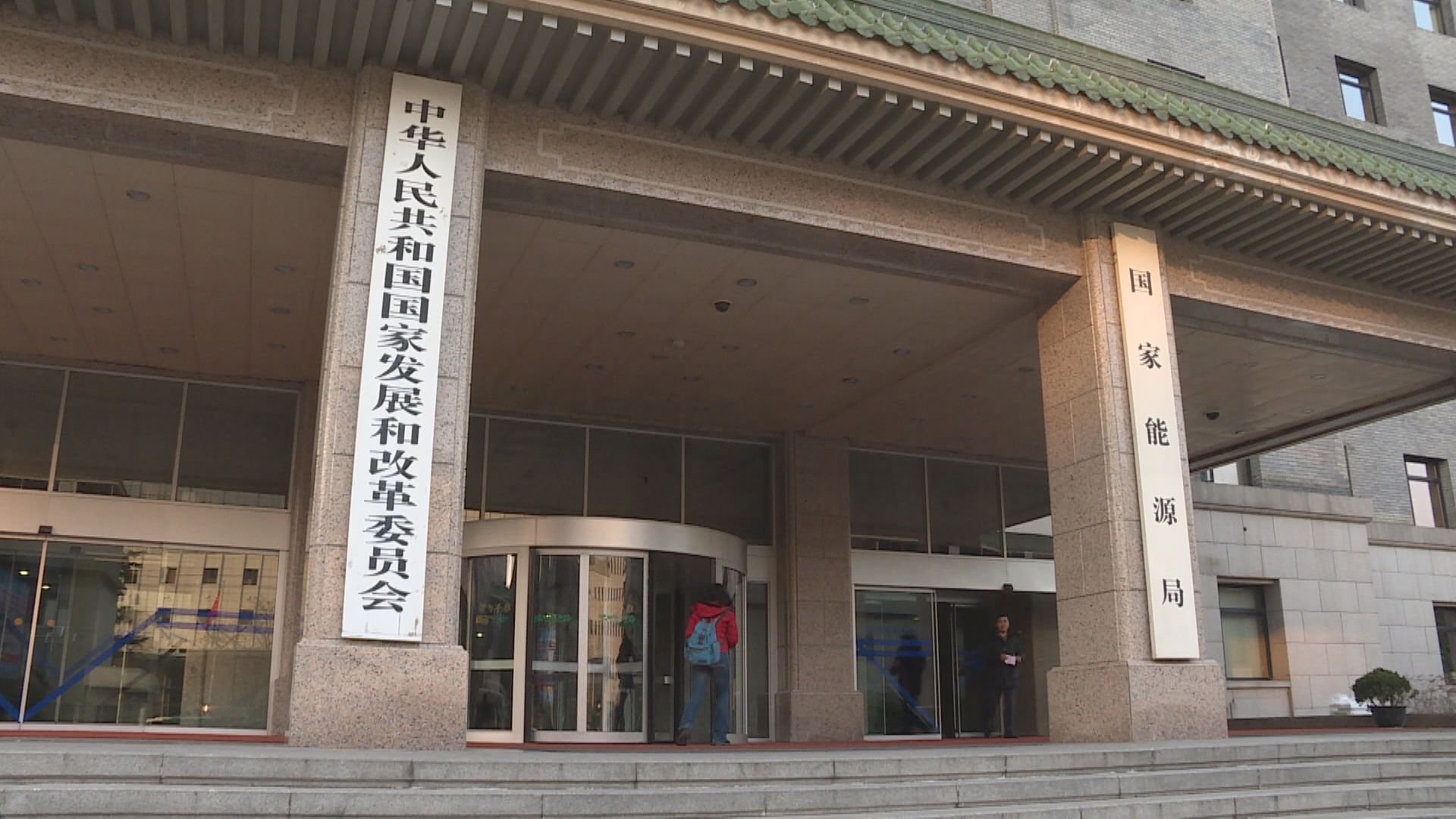 【成品油價】內地今晚午夜起下調 今年首次