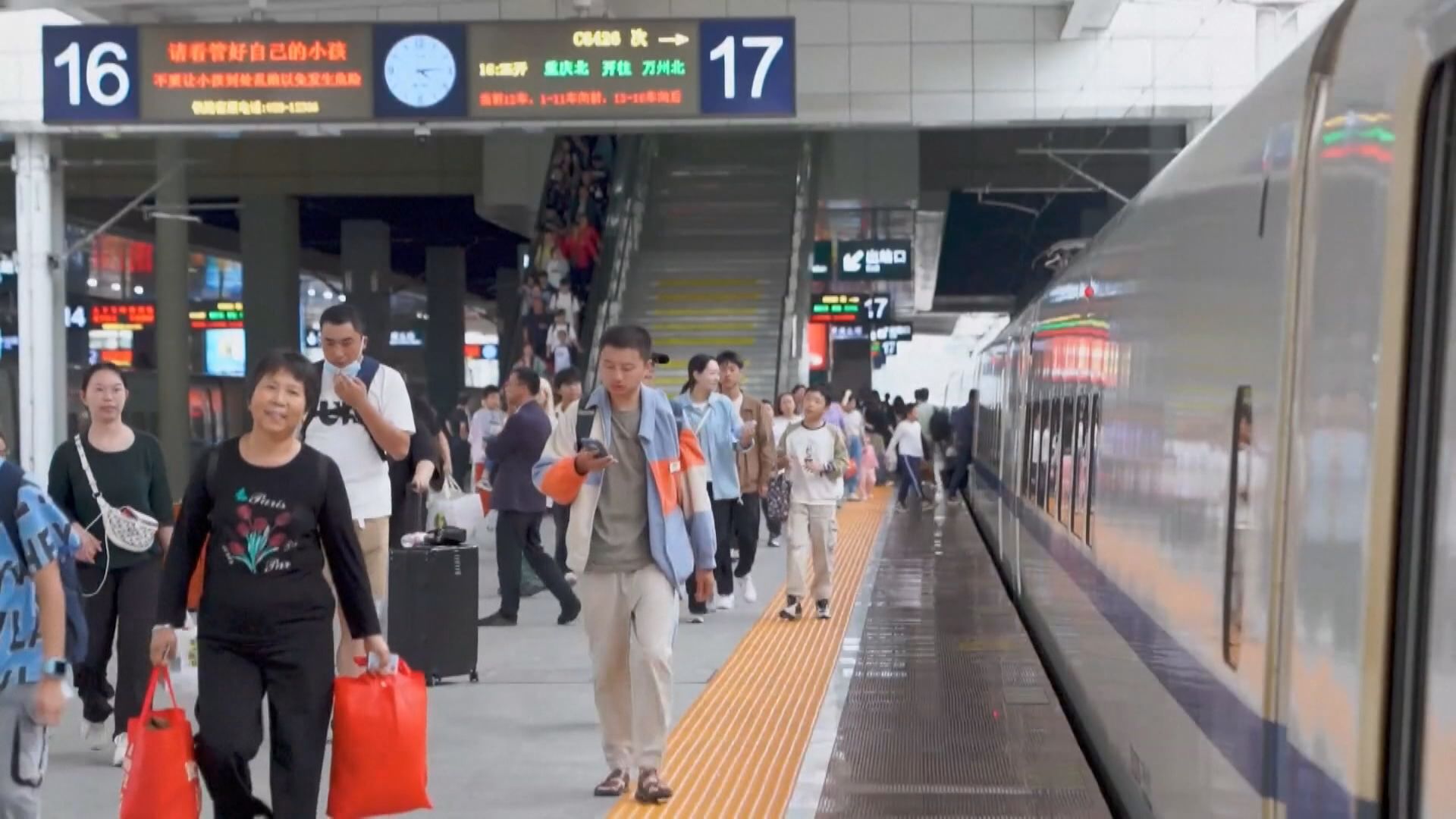 【超級黃金周】國內遊熱爆、票房大收展現內需動力