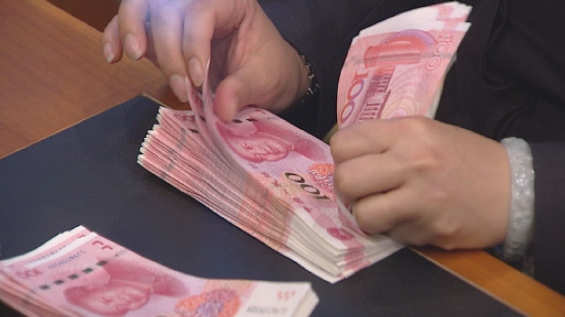 【持續貶值】離岸人仔見7.25  中間價轉弱107點子