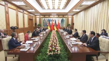 【德總理訪華】習近平跟朔爾茨會面後散步交談