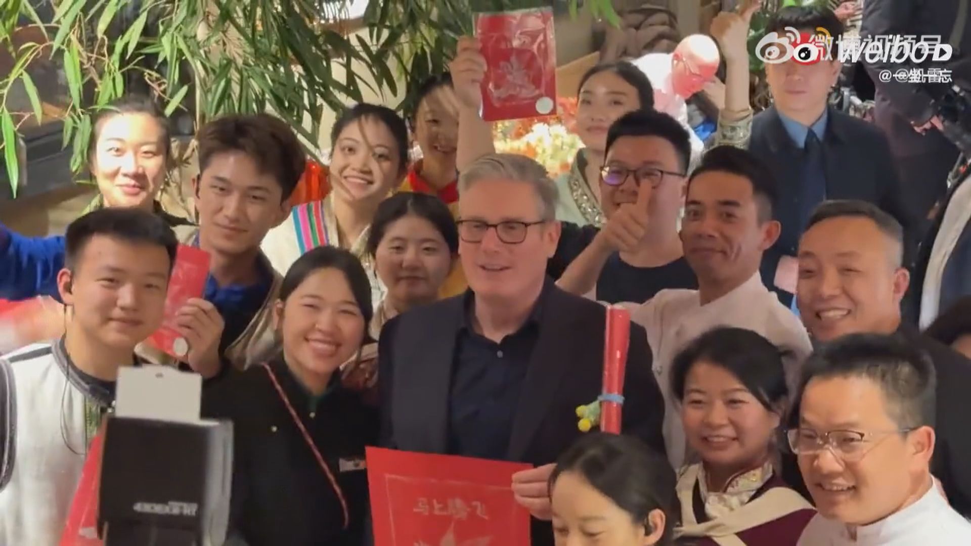 【施紀賢訪華】首晚嘆人氣雲南菜兼打卡 獲贈「馬年騰飛」新春祝福