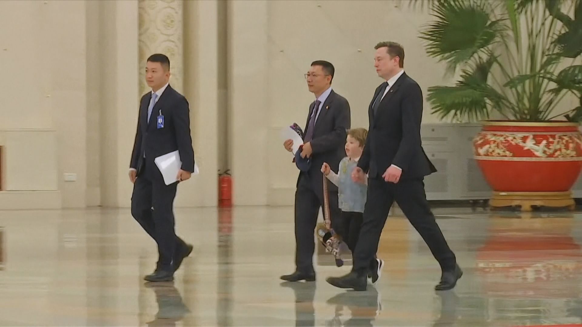 【特朗普訪華】馬斯克帶同萌爆兒子現身人民大會堂