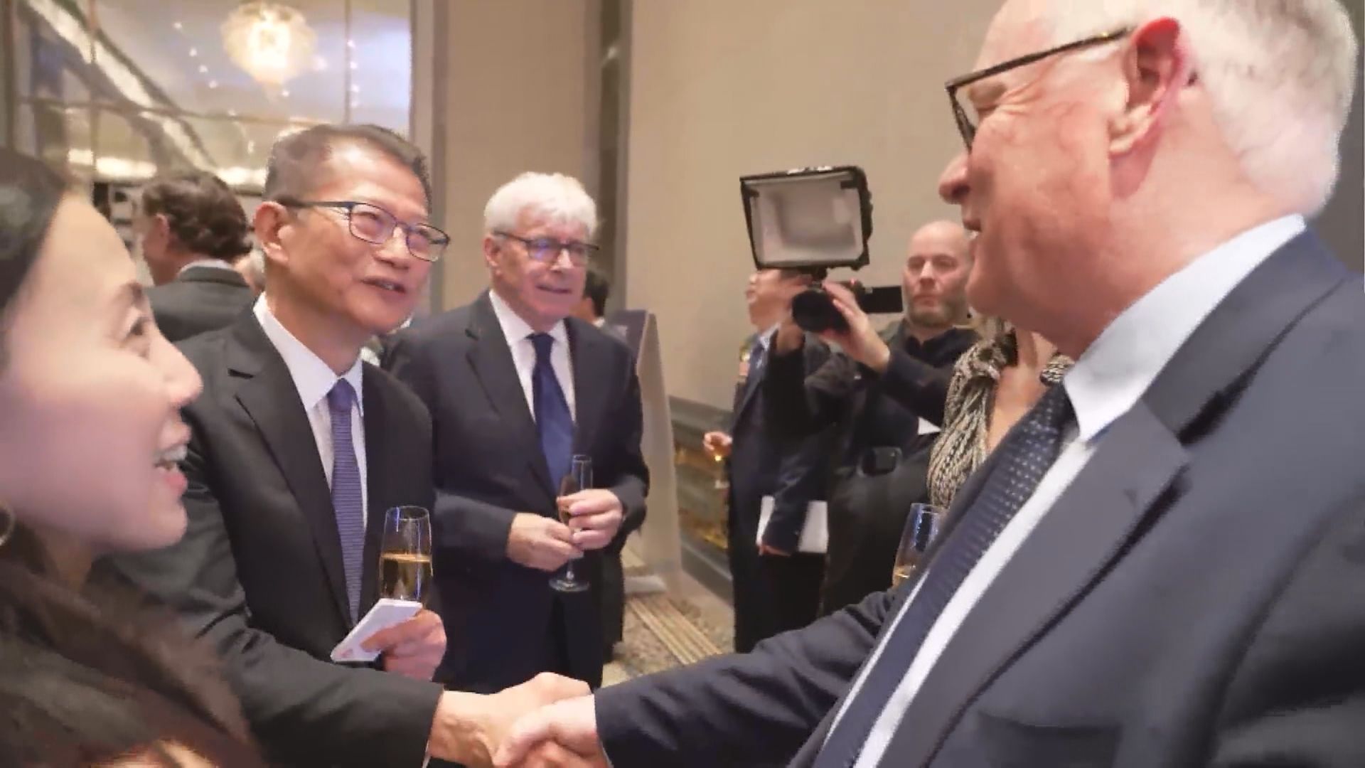 【出訪倫敦】陳茂波晤家辦代表 介紹香港發展機遇