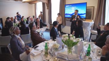 【達沃斯論壇】陳茂波晤多國財金官員 介紹香港獨特作用