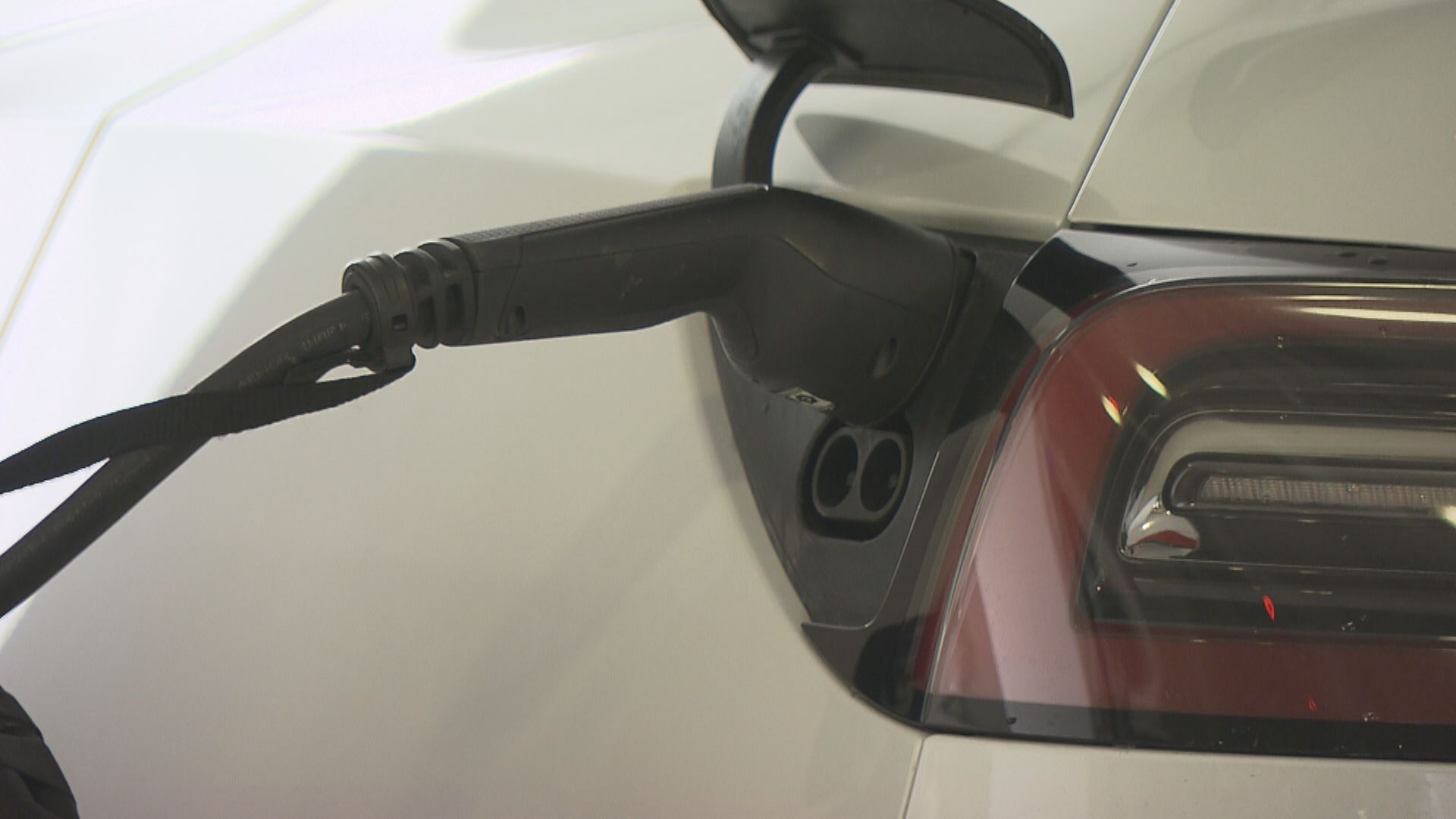 【港EV發展「行新路」】「充變換」、「油電站」加速電動車普及