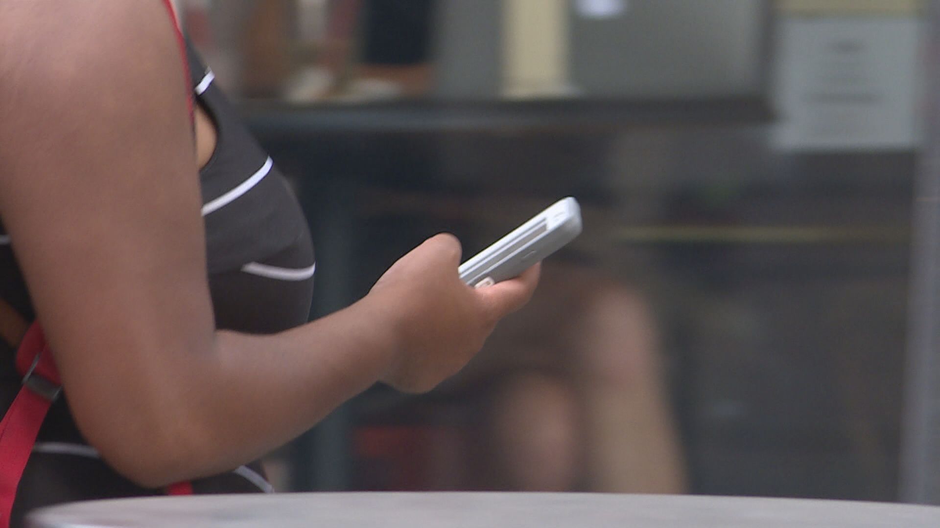 【唔再出平價機？】IDC料今年全球智能手機出貨跌13%