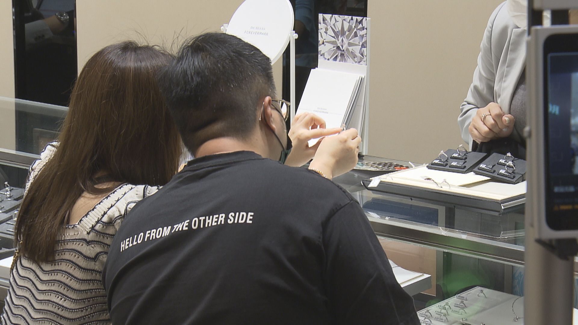 【內地客慳住使！？】珠寶業「黃金周」等旺季諗計變陣吸人仔