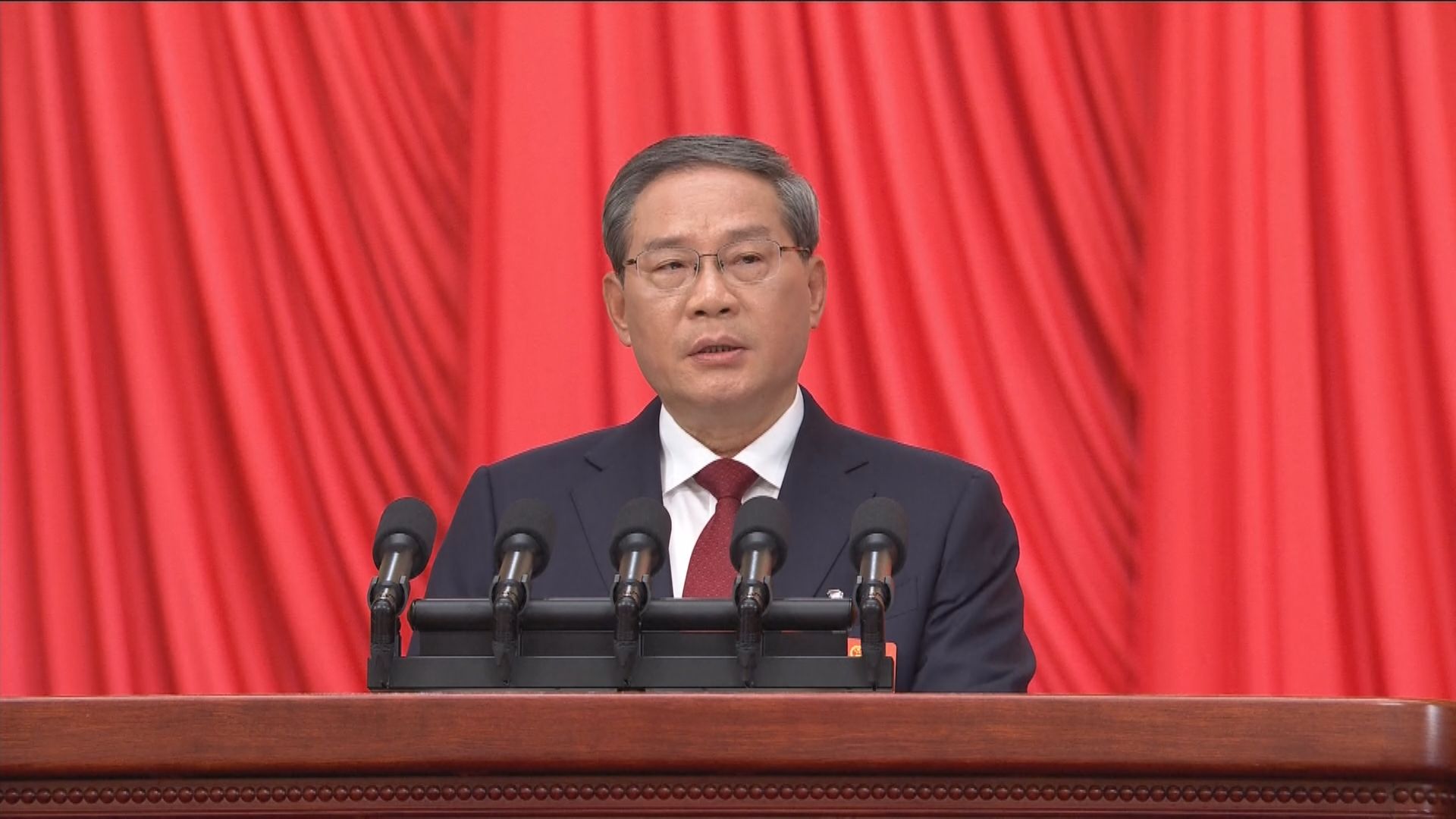 【兩會2026】政府工作報告:著力穩房地產市場 積極化解金融風險