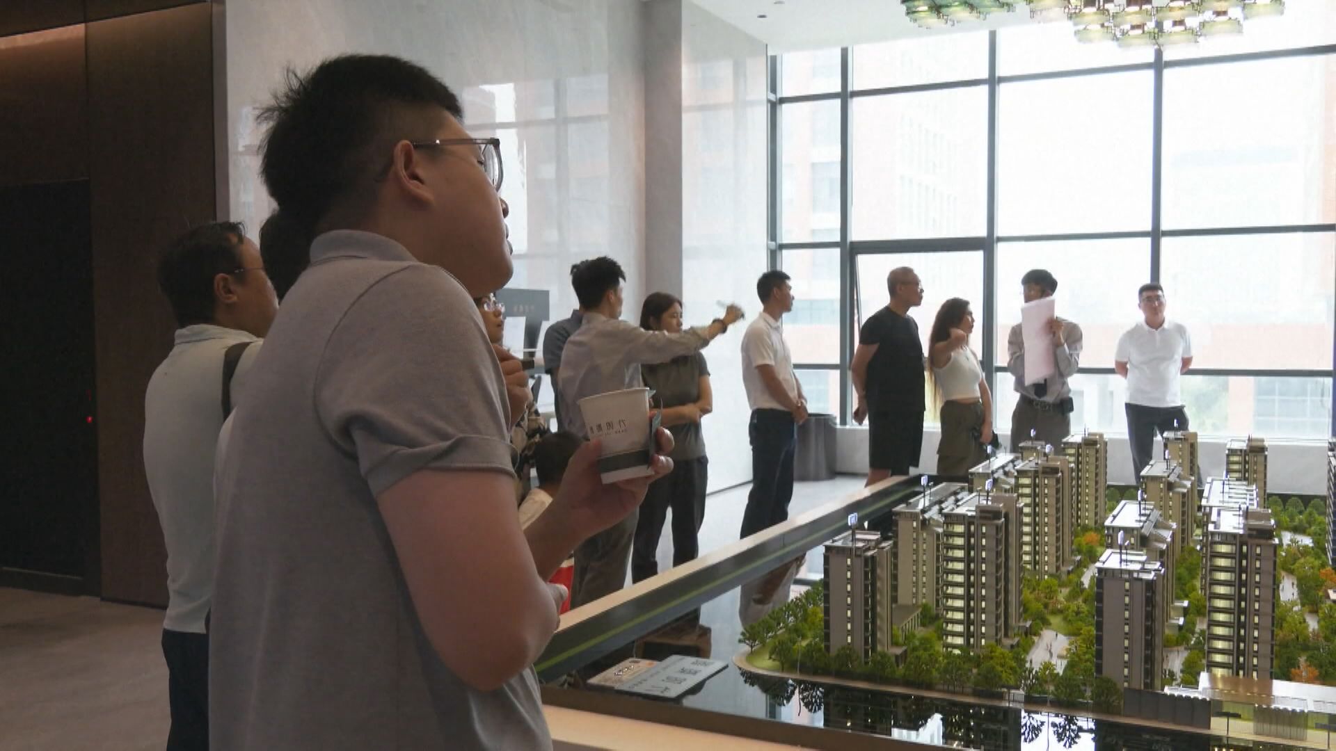 【減存量房貸息】潘功勝:體現金融為民 惠及1.5億人