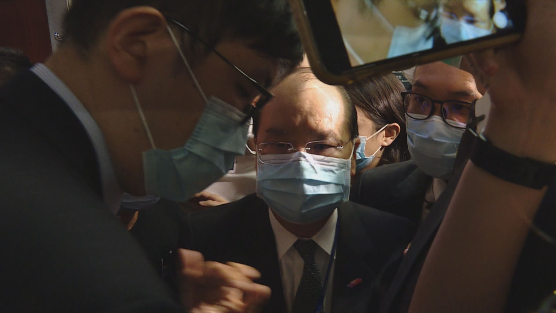 泛民議員財會前向張建宗示威　要求他會見12港人家屬