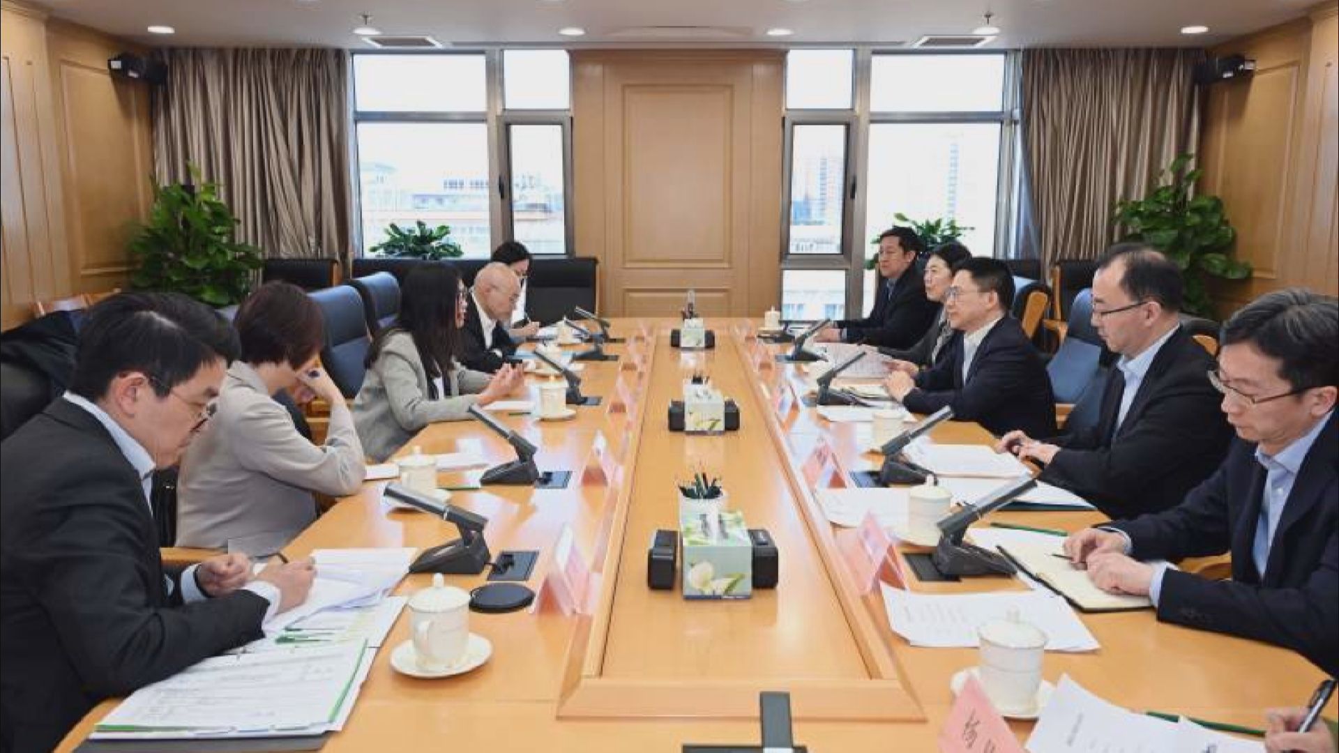 【交換意見】廖岷京晤梁鳳儀傾深化兩地資本市場合作等