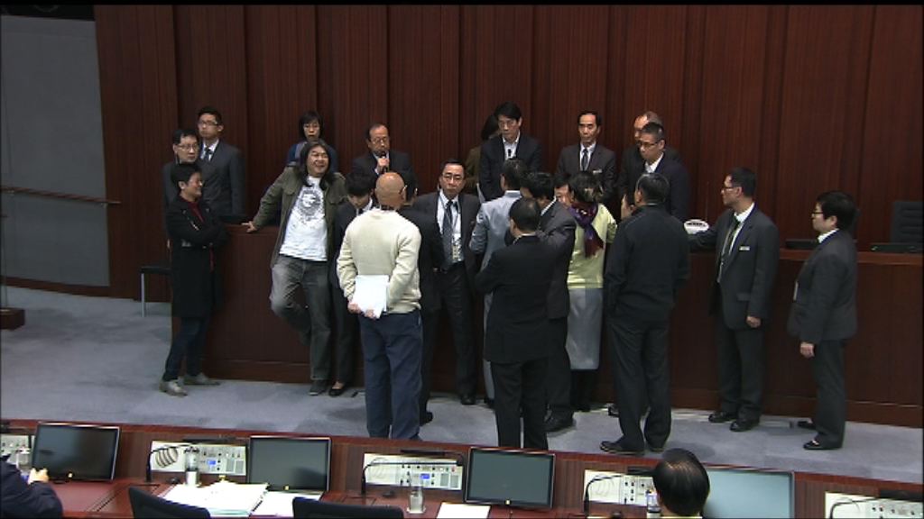 多名泛民議員霸佔主席座位阻開會