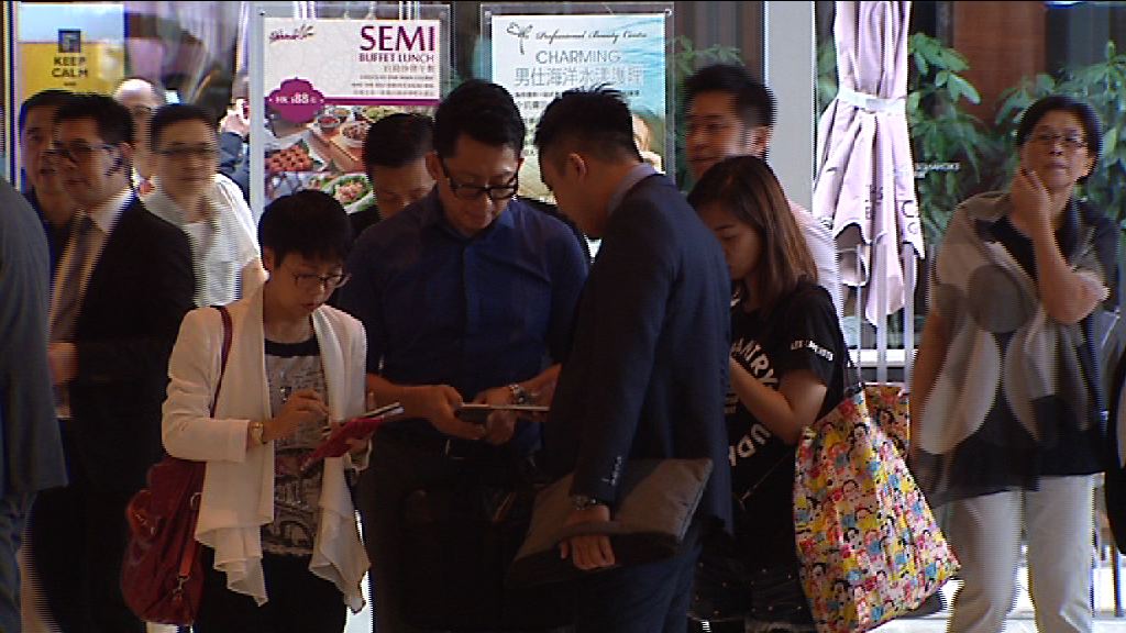 【回歸20年】樓市成交被「辣低」！代理「刁照搶」、「夢照追」！