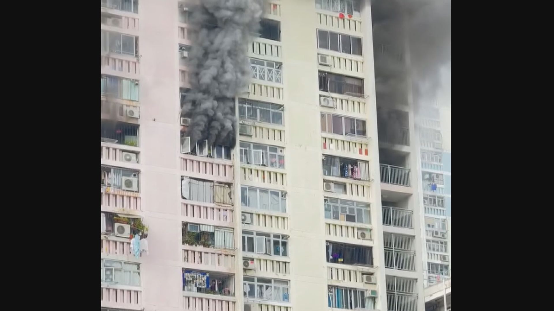 華富邨單位拖板疑短路起火　一人不適送院