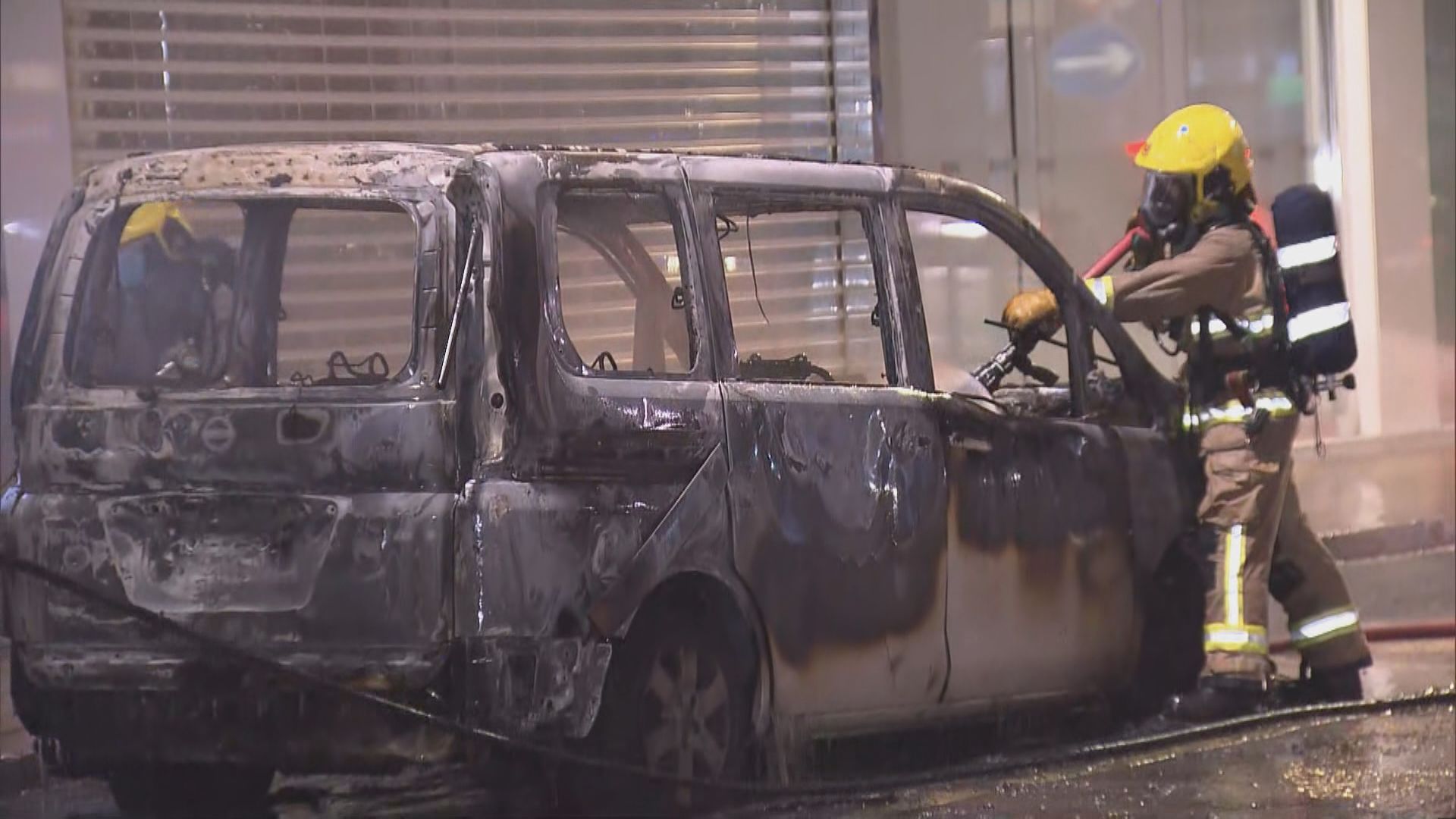 金鐘一輛運報紙客貨車著火焚毀